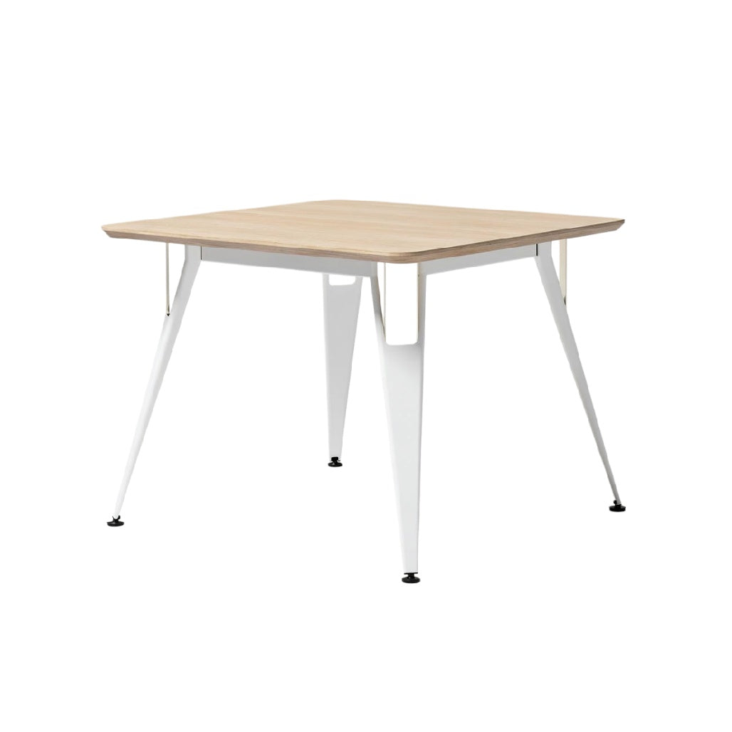 Eenvoudige vierkante tafel met houten blad en metalen poten
