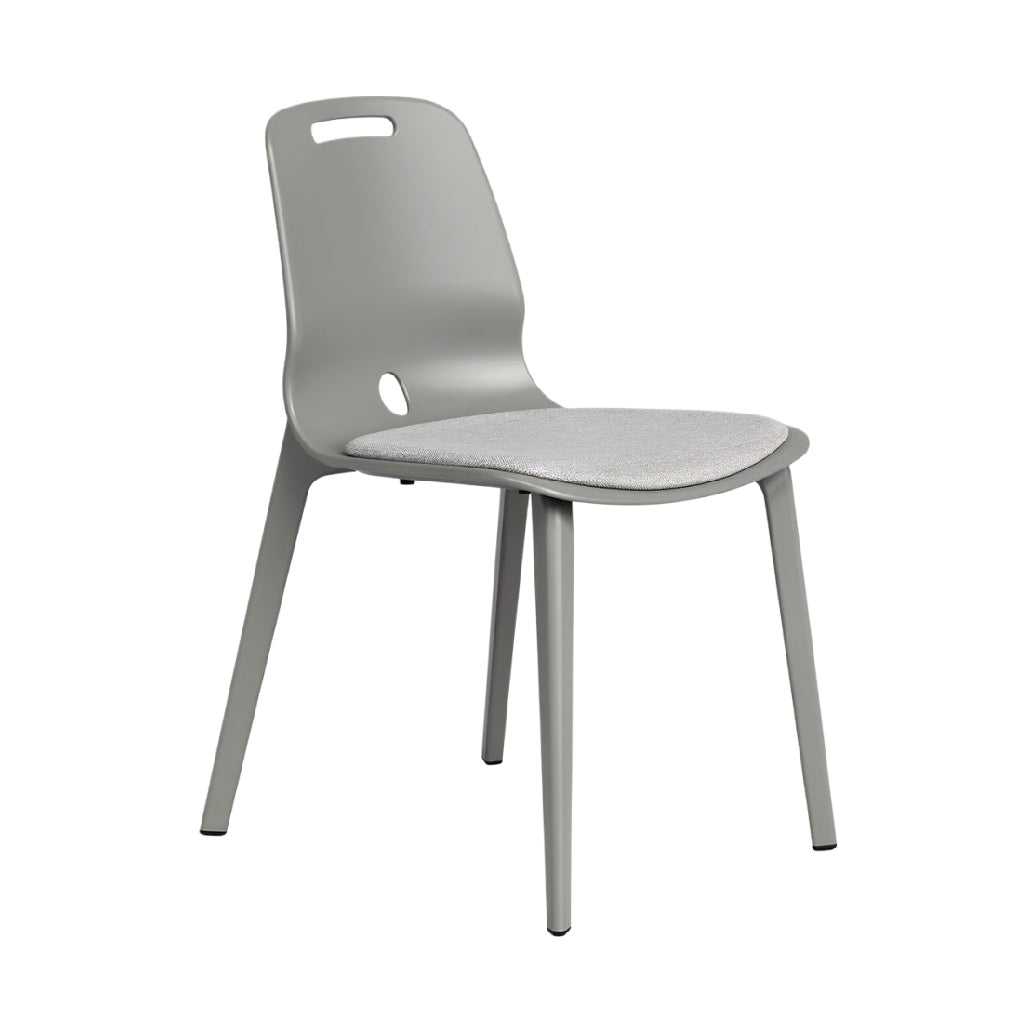 Modern Grijze Stoel met Zachte Zitting en Minimalistisch Ontwerp.
